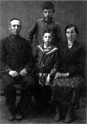 Семья Ермолаевых: отец Яков Васильевич, мать Федора Александровна, Николай и брат Виктор