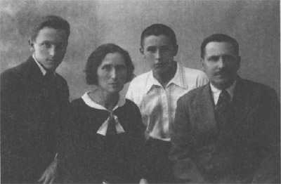 Н. А. Семенов (слева) с родителями и братом Владимиром